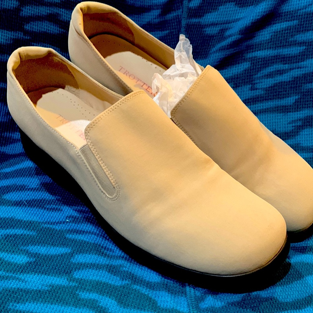 Women’s slip on comfort shoe size 10M Tan color
